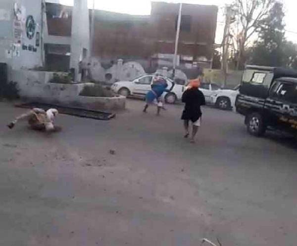 पंजाब: पटियाला : ASI का हाथ काटा, कर्फ्यू पास दिखाने को लेकर हमला पंजाब: पटियाला : ASI का हाथ काटा, कर्फ्यू पास दिखाने को लेकर हमला