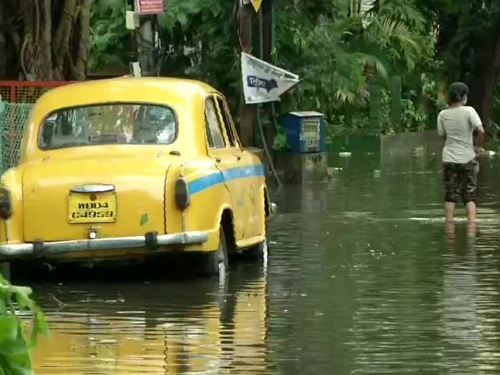 कोलकाता में बारिश की वजह से कई इलाकों में पानी भर गया।