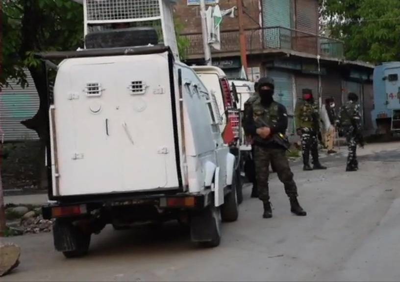 encounter between security forces and terrorist at pinjora area of shopian