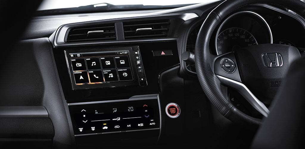 17.7 cm Touchscreen Audio, Video and Navigation system with Action-Loaded features