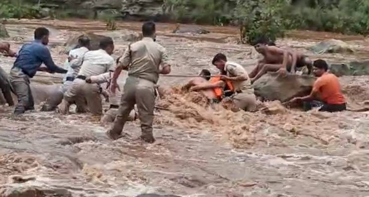 सेल्फी के चक्कर में नदी में उतरी दो लड़कियां, तभी आ गया उफान